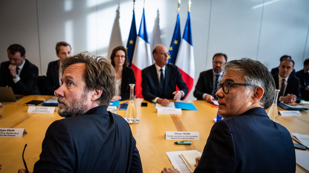 Boris Vallaud et Olivier Faure face à Éric Lombard lors de l’ouverture des rencontres avec les partis politiques sur le budget, le 6 janvier 2025 à Bercy.