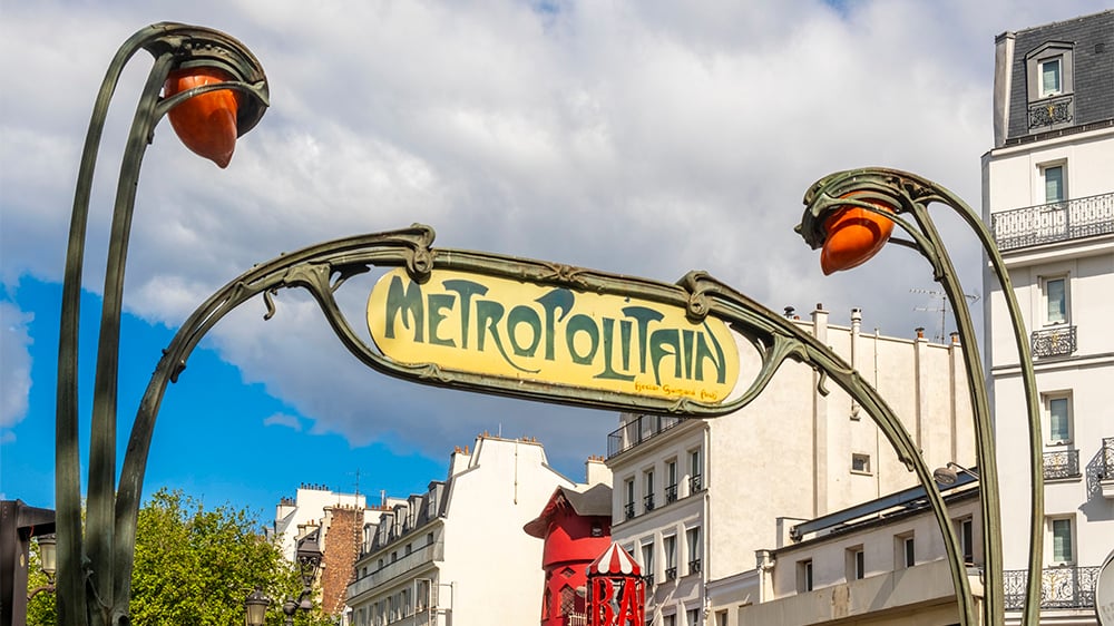 Boulevard de Clichy, on trouve l'entrée du métro de la Station Blanche, conçue par Hector Guimard.