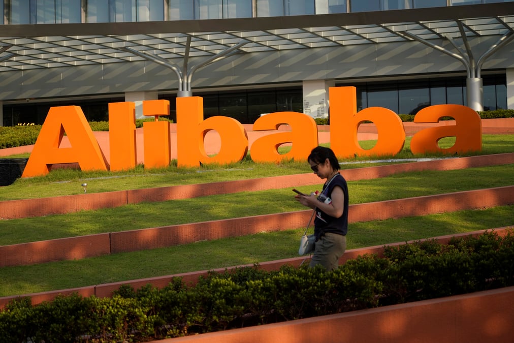 Alibaba investit 693 millions de dollars dans un groupe chinois de messagerie