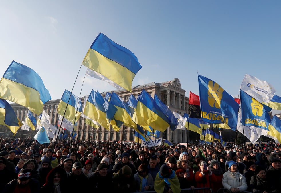 Des milliers d'ukrainiens appellent zelenski a ne pas capituler face a poutine