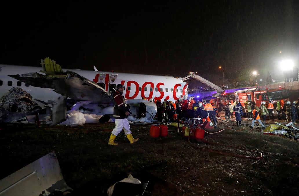 Un avion se brise a son atterrissage a istanbul