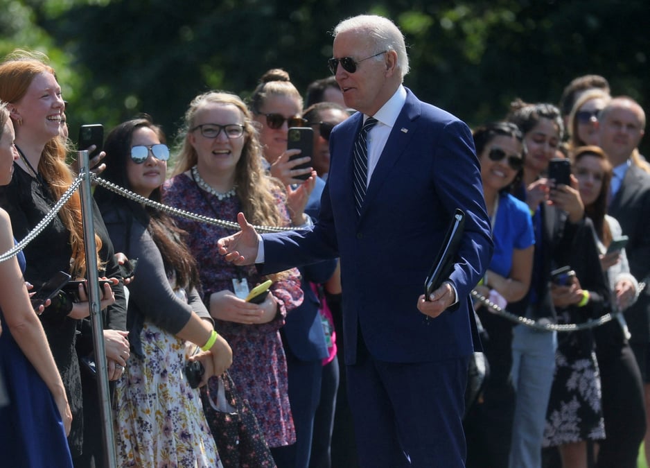 Joe biden allege la dette etudiante de millions d'americains