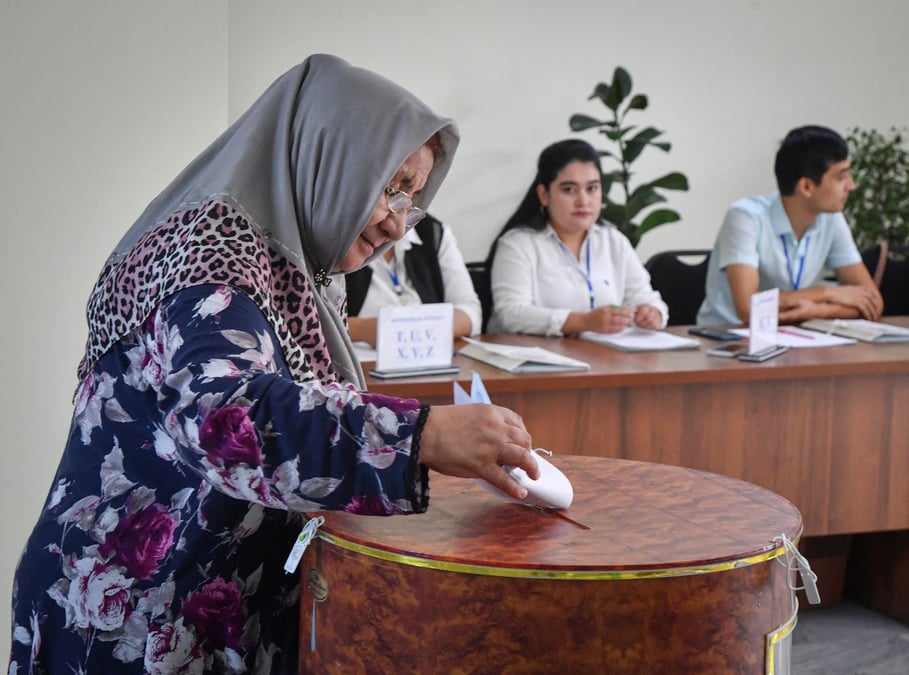Une femme vote lors de l'election presidentielle a tashkent