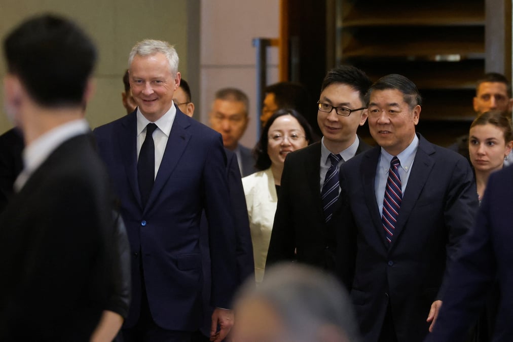Le ministre français de l'Economie et des Finances Bruno Le Maire et le vice-Premier ministre chinois He Lifeng.
