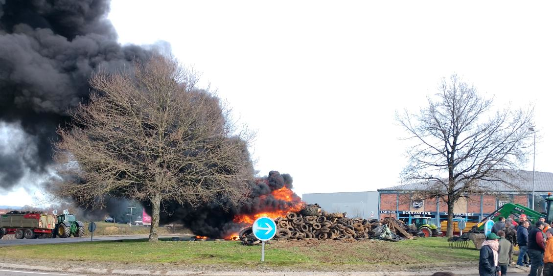 L'accès à l'autoroute A20, à Boisseuil, au sud de Limoges, est bloqué par des agriculteurs de la FDSEA et des Jeunes agriculteurs de Haute-Vienne, ce lundi 29 janvier 2024, dans l'attente des collègues venus de Lot-et-Garonne pour rallier Paris.