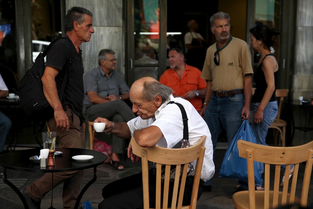 Photo d'archives de personnes devant un cafe dans le centre d'athenes
