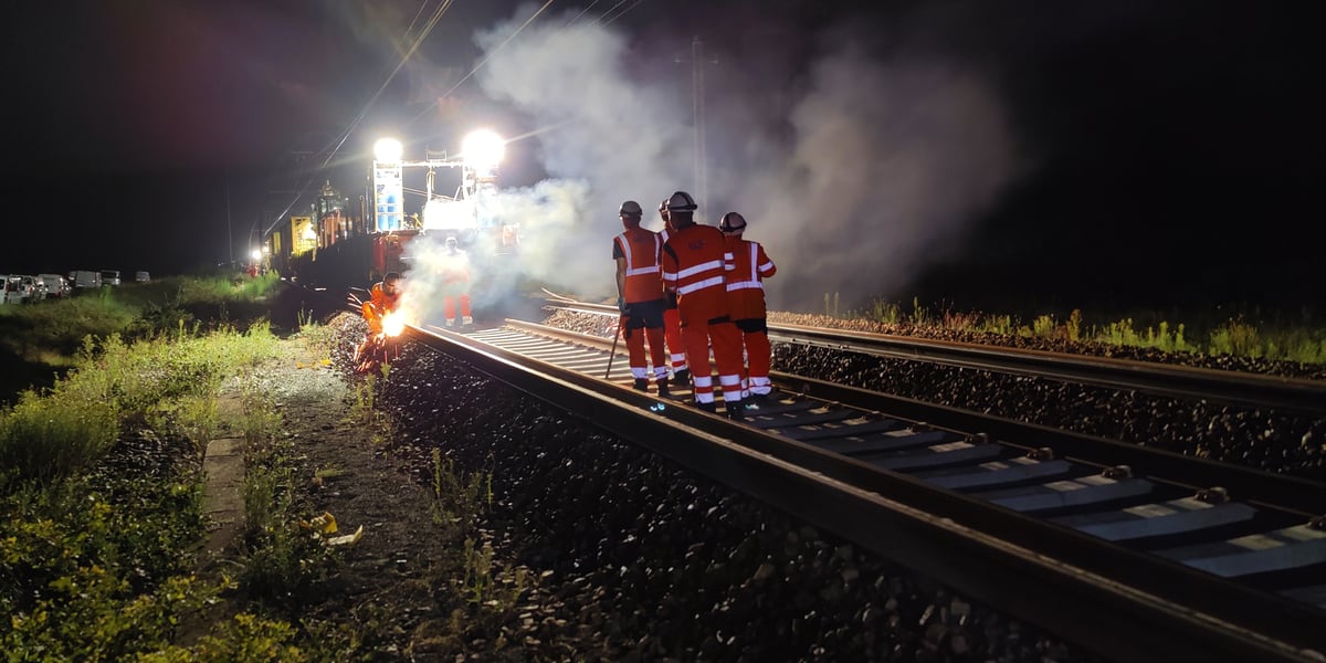 La modernisation d'une voie ferroviaire peut s'effectuer de nuit pour limiter l'impact sur le trafic, comme ici sur la ligne Bordeaux-Dax en septembre 2023.