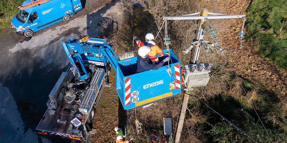 Après le passage de la tempête Caetano, 270 000  foyers ont été privés d'électricité. Les équipes d’Enedis sont déployées pour réparer le réseau.