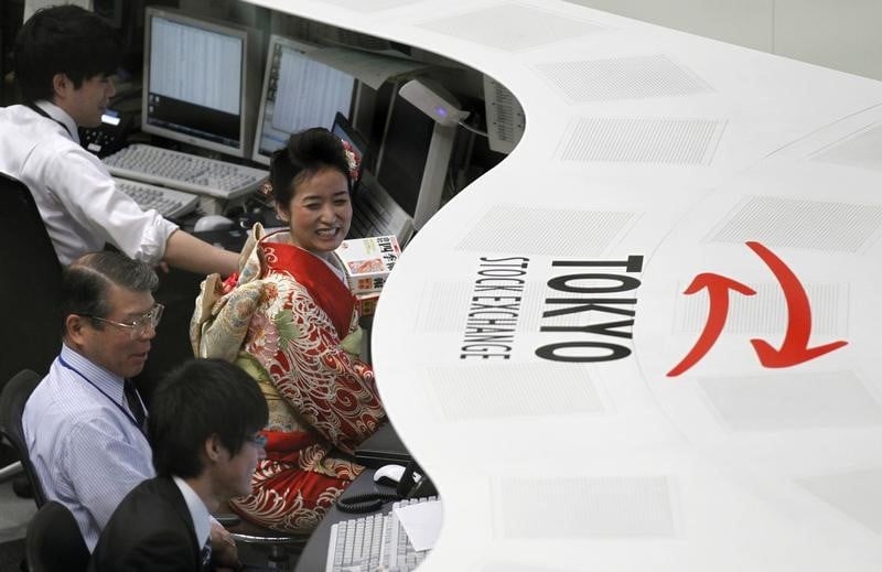 La bourse de tokyo finit presque inchangee