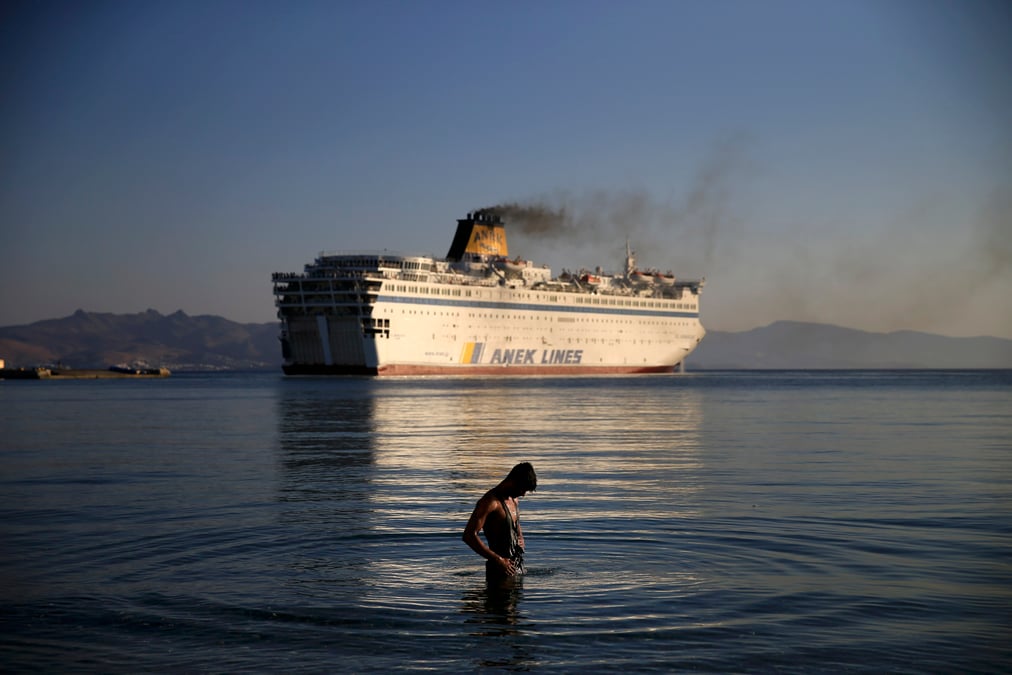 Des migrants syriens achemines de l'ile de kos sur le continent