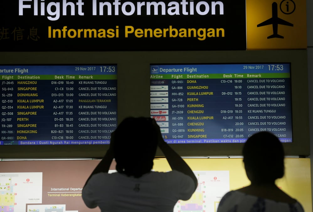 Vols supplementaires a bali pour les touristes bloques par l'eruption