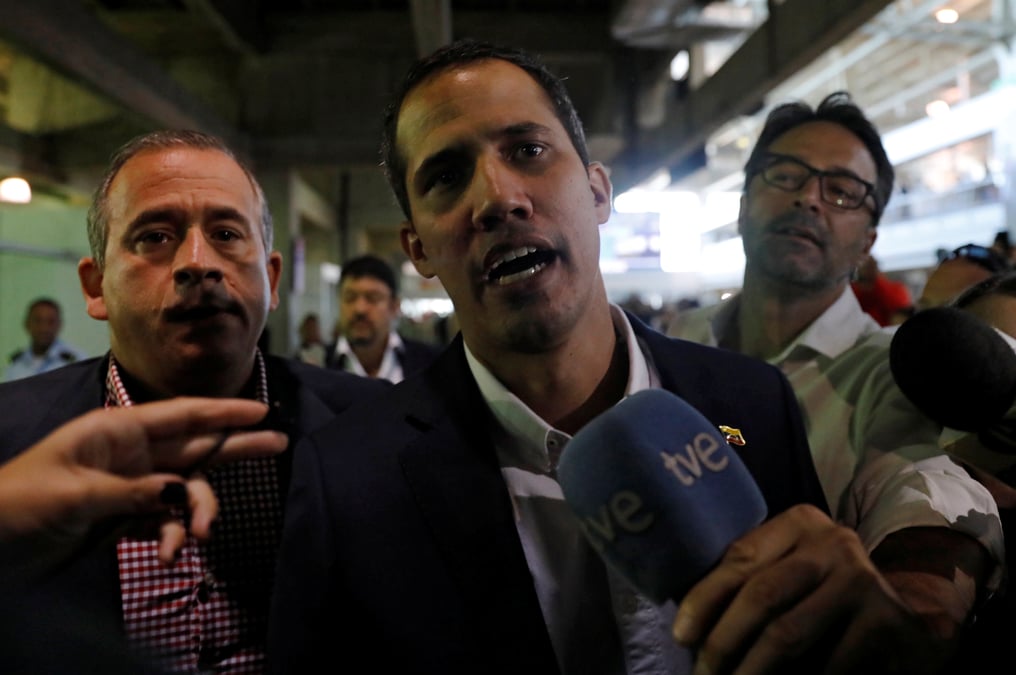 Juan guaido arrive a caracas, risque l'arrestation