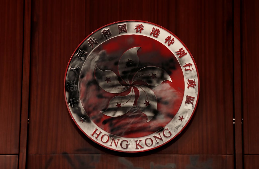 Treize arrestations a hong kong apres les violences aux abords du parlement