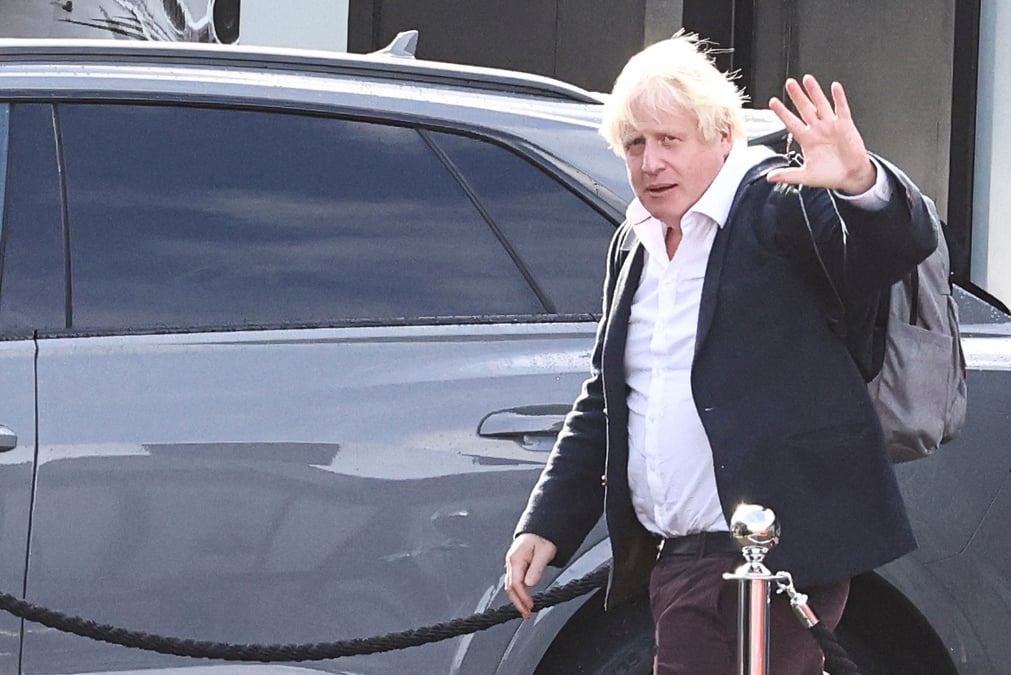 Boris johnson a l'aeroport de gatwick, pres de londres