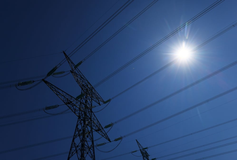 Des lignes electriques pres de la centrale nucleaire d'edf a cattenom, france