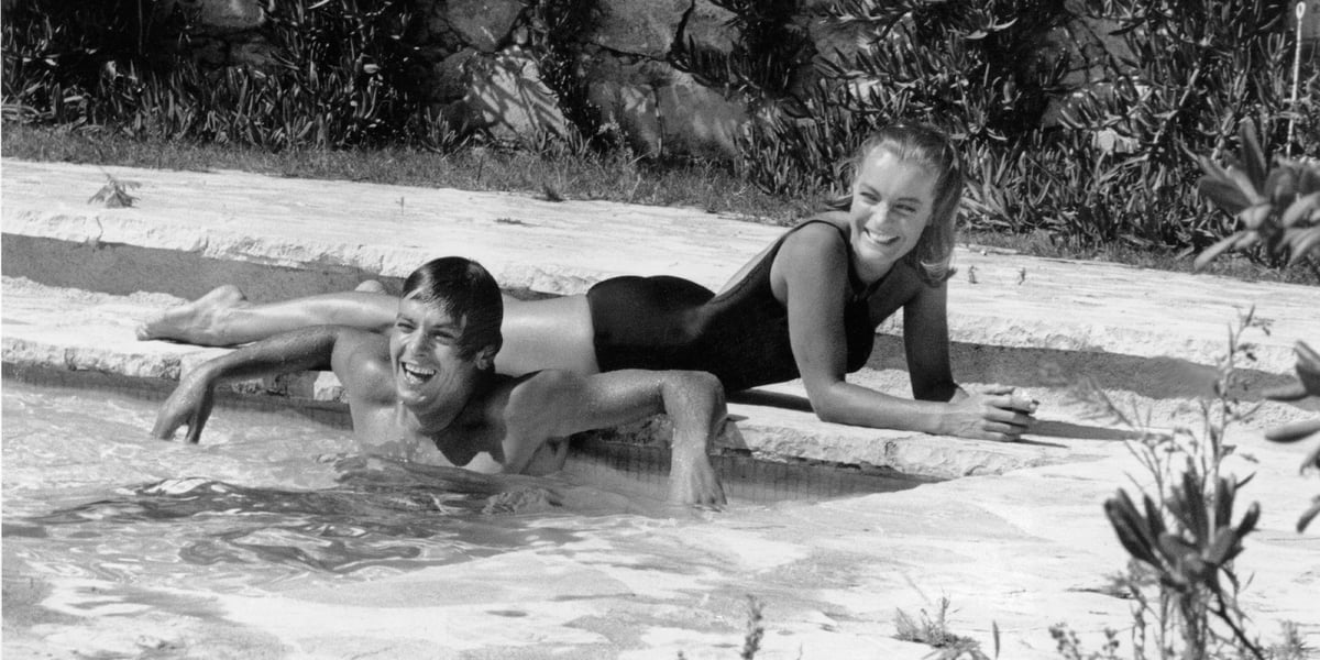 Alain Delon et Romy Schneider sur le tournage de La piscine, en 1968.