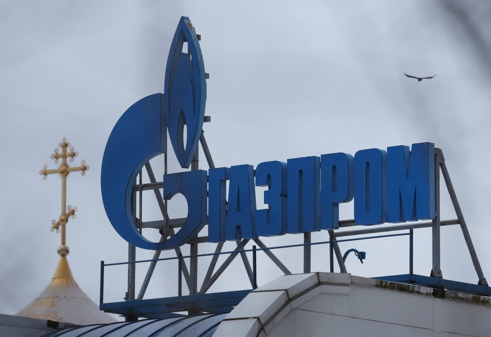 Une vue montre le logo de gazprom installe sur le toit d'un batiment a saint-petersbourg