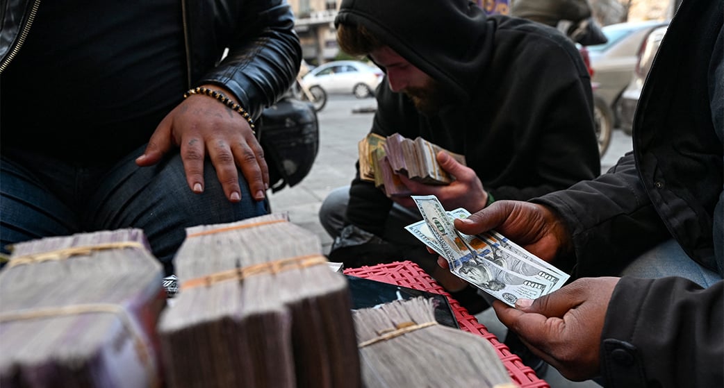 La livre syrienne ne vaut plus rien, mais désormais le change en devise étrangère est autorisé, même dans la rue.