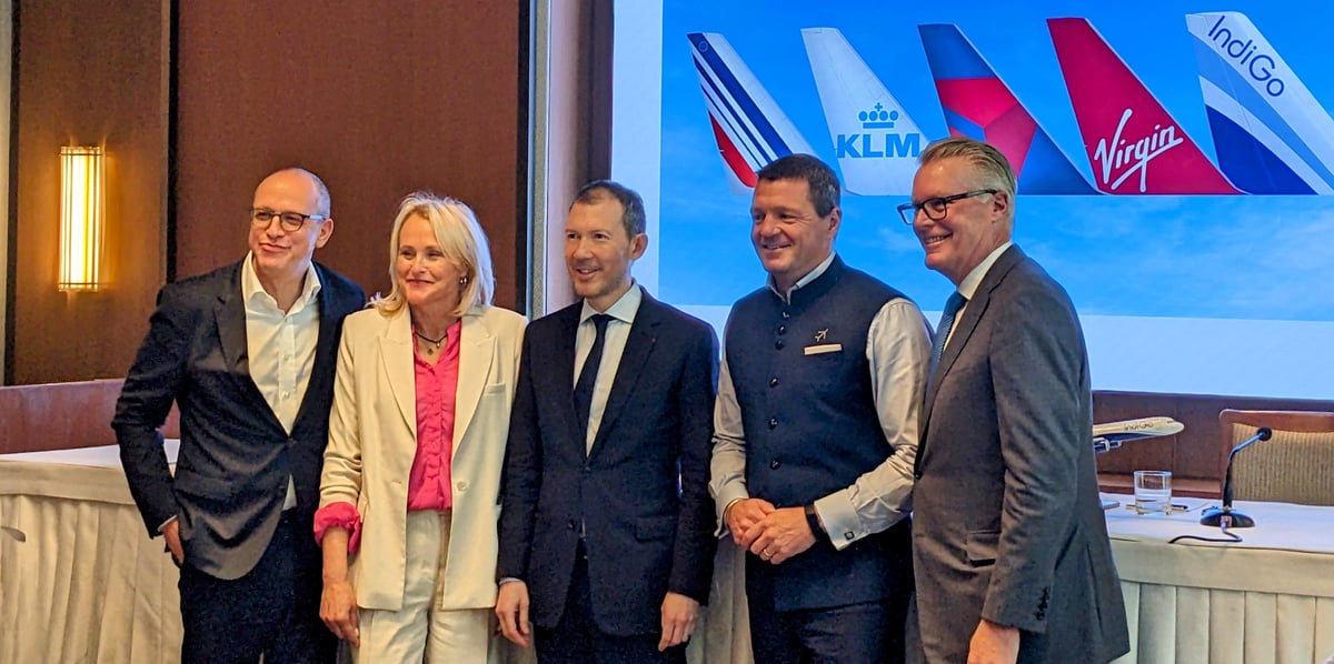 Shai Weiss (Virgin Atlantic), Marjan Rintel (KLM), Benjamin Smith (Air France-KLM), Pieter Elbers (Indigo) et Ed Bastian (Delta Air Lines) célèbrent leur partenariat à l'assemblée générale de Iata.