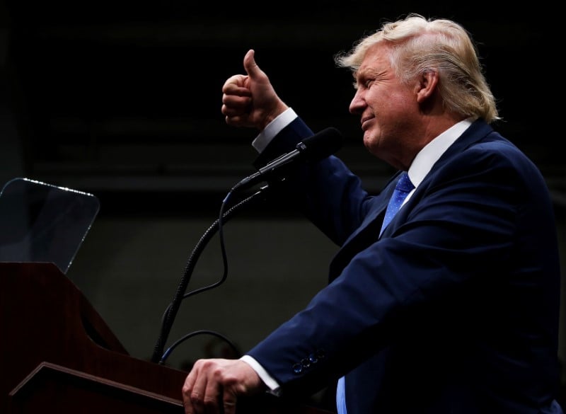 Trump refait une partie de son retard dans un sondage reuters/ipsos, malgre les polemiques