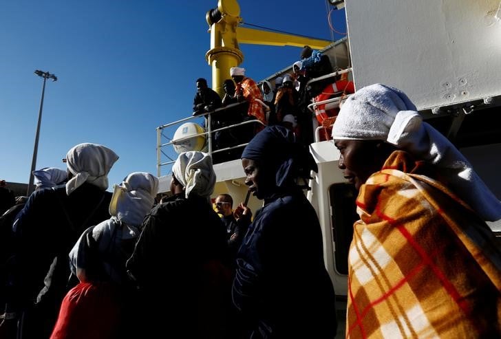 Les arrivees de migrants en italie en baisse d'un tiers en 2017