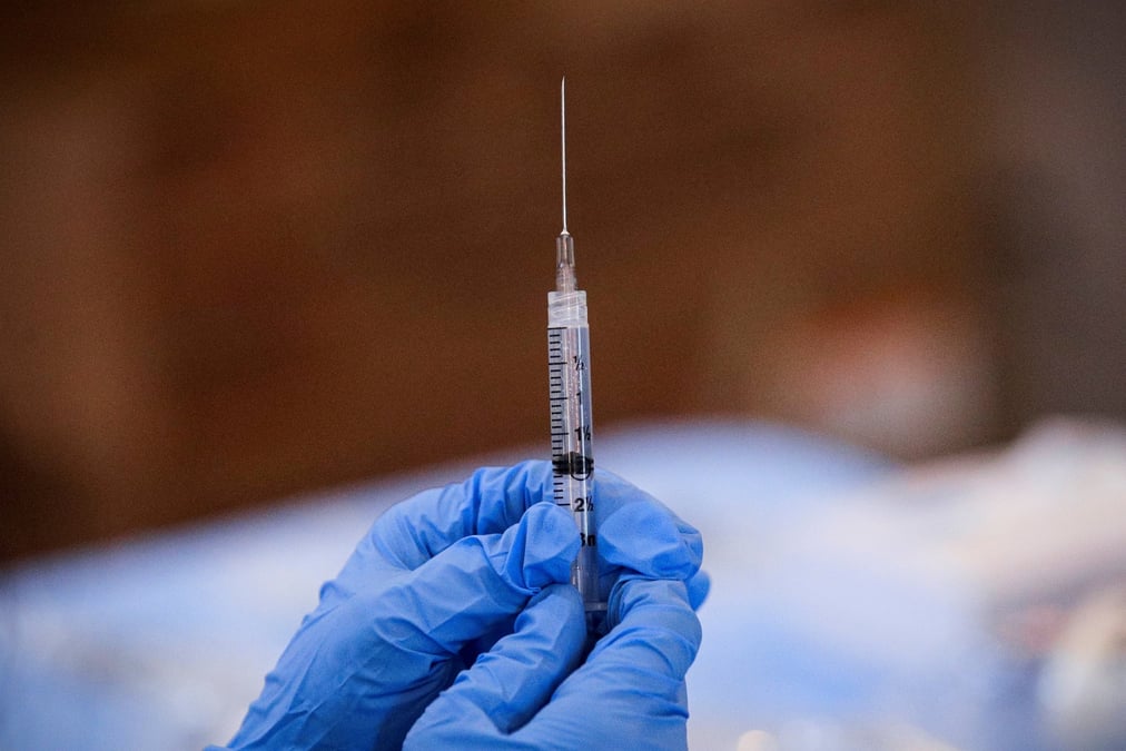 Etats-unis: a new york, suspensions et licenciements pour le personnel soignant non vaccine