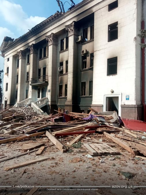 Les travaux des secouristes se poursuivaient dans les ruines d'un theatre de marioupol