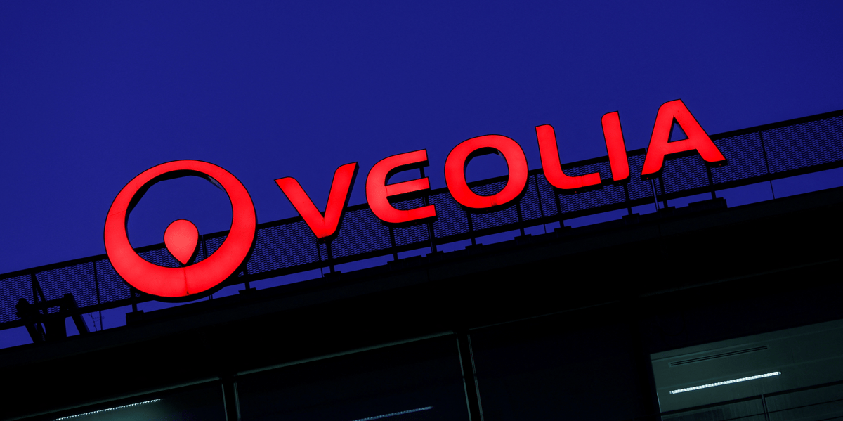 Un logo sur les fenetres du siege de veolia environnement a paris