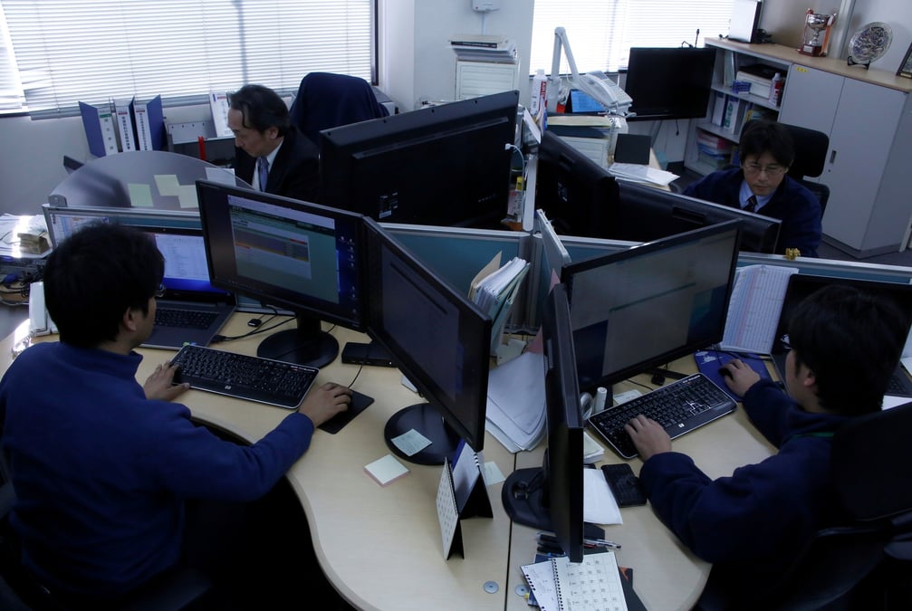 Des employes travaillent dans les bureaux de japan electric power exchange a tokyo