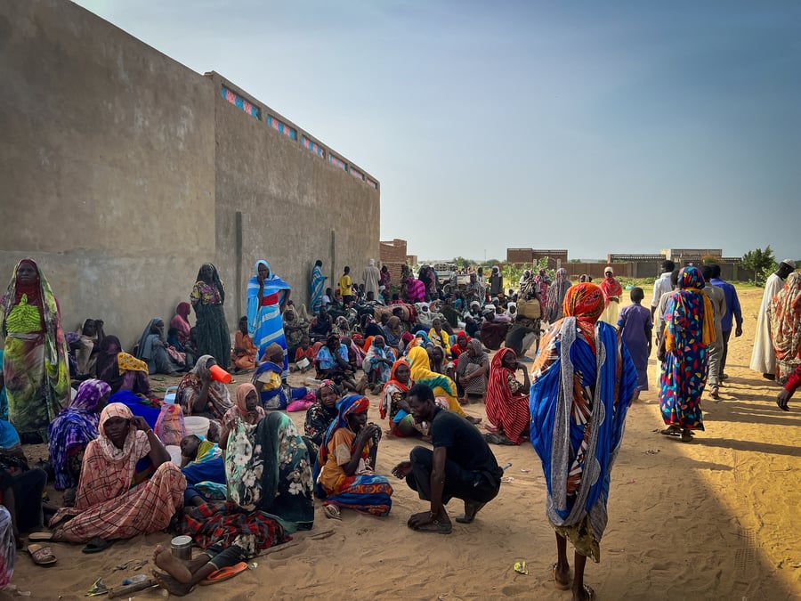 Des refugies soudanais pres d'un hopital au tchad