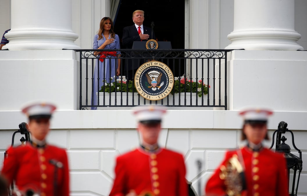 Donald trump et melania trump pendant l'hymne national a la maison blanche