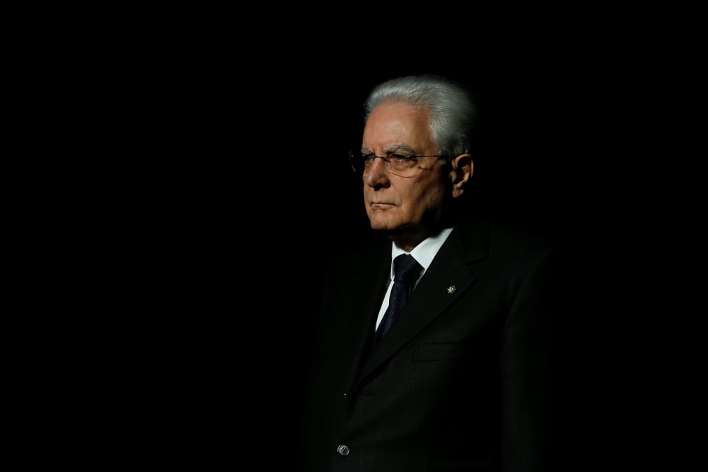 Le president italien signe le decret de dissolution du parlement