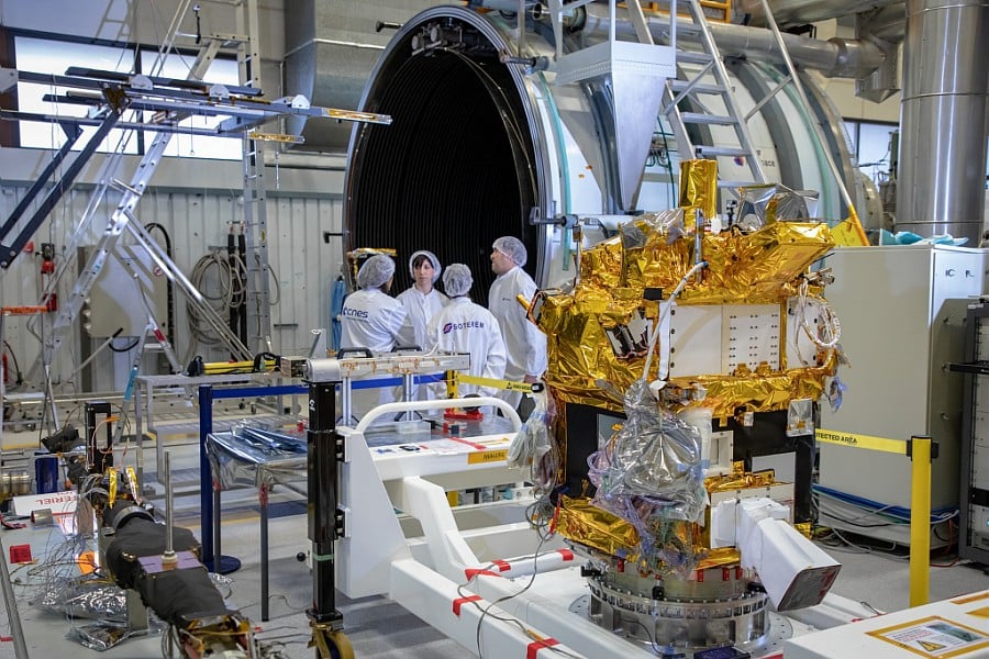 Avant son lancement en orbite, Taranis subit de nombreux tests à Toulouse.