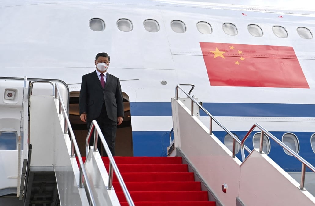Le president chinois xi jinping atterrit a nur-sultan au kazakhstan