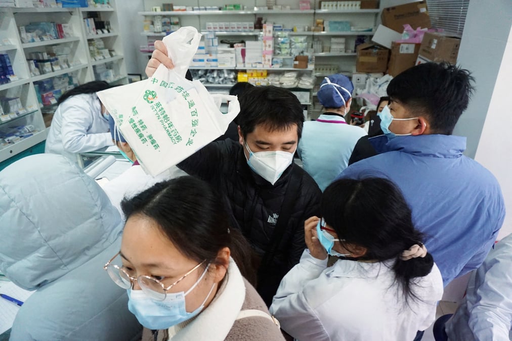 Des gens font la queue dans une pharmacie a hangzhou