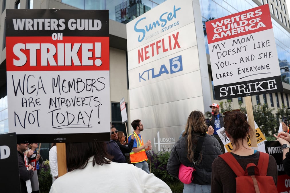 Des membres de la writers guild of america lors d'une manifestation a los angeles