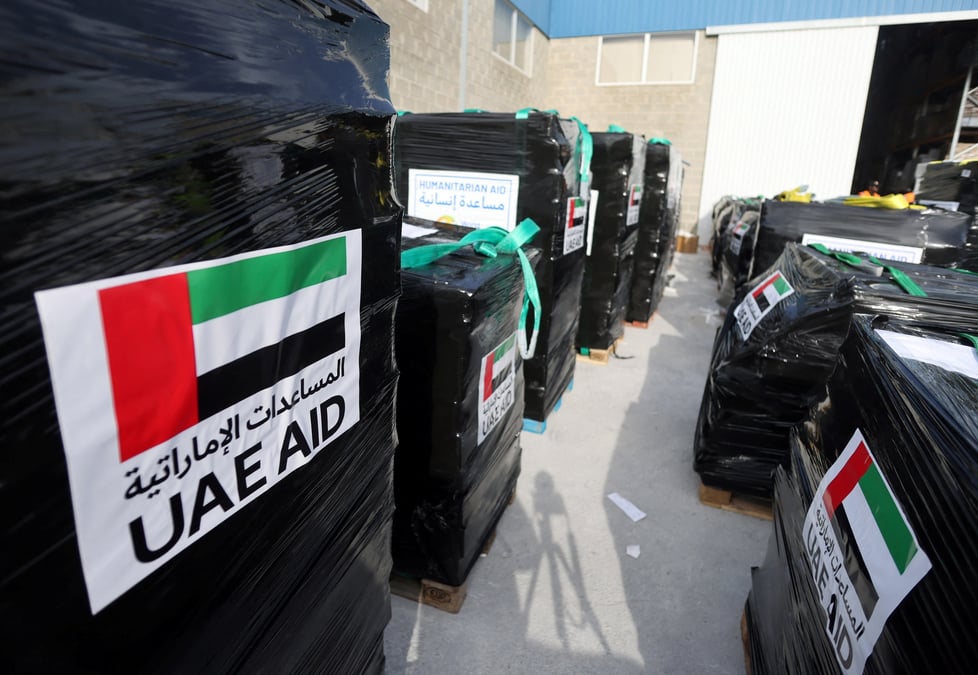 L'aide humanitaire recueillie par world central kitchen et destinee a etre expediee a gaza dans un entrepot a larnaca