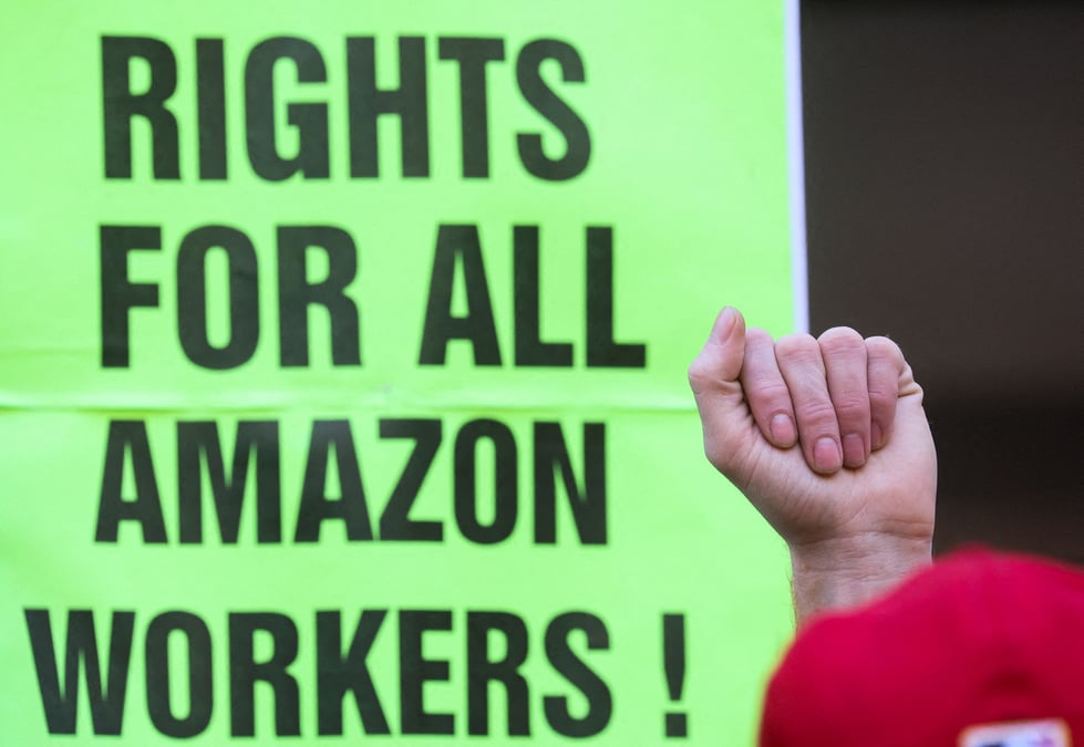 Biden salue le vote d'employes d'amazon en faveur d'un syndicat