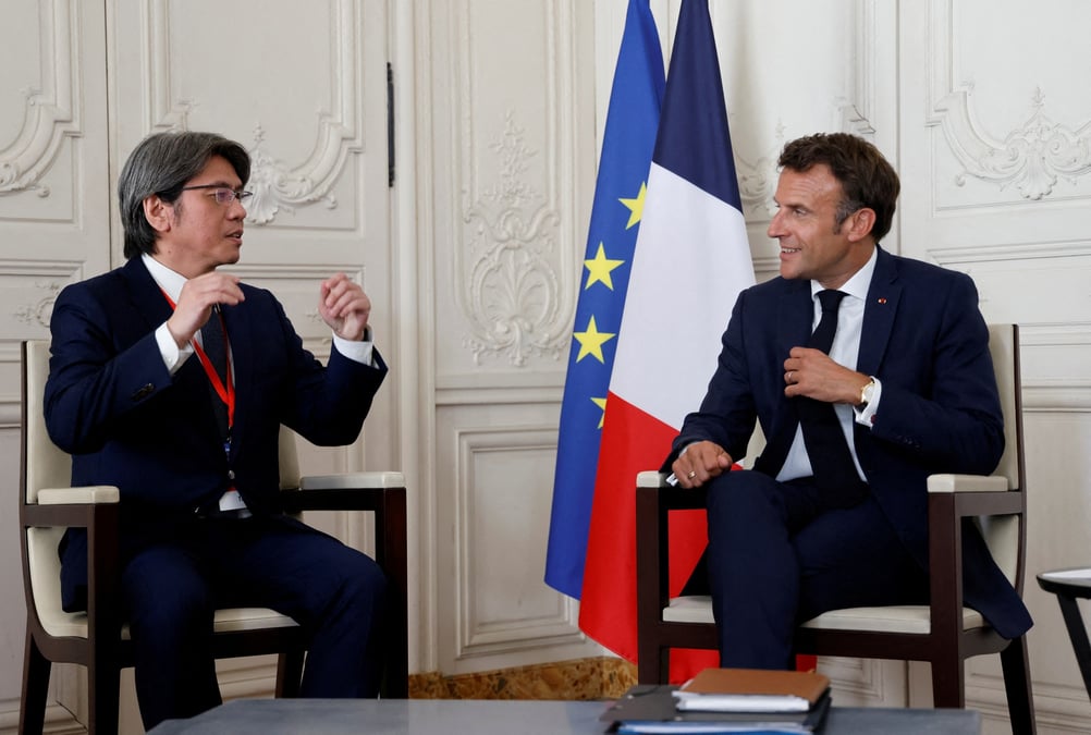 Le directeur general de prologium vincent yang et emmanuel macron au chateau de versailles