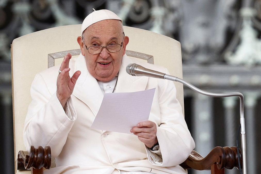 Le pape francois assiste a l'audience generale hebdomadaire sur la place saint-pierre au vatican