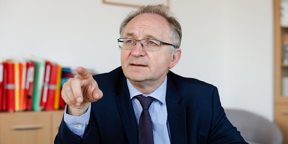 Jean‑Luc Tavernier dans son bureau en novembre 2021.