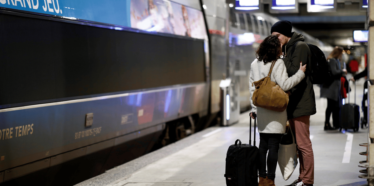 Couple sur un quai de la gare Montparnasse, durant la grève des syndicats contre la réforme des retraites, le 27 décembre 2019