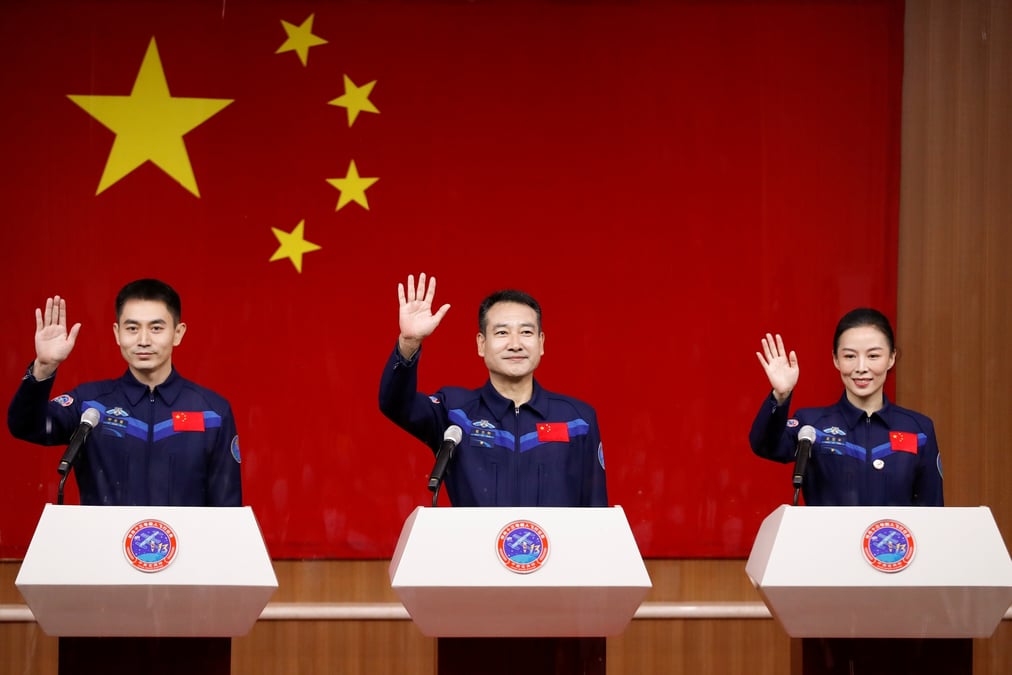 Retour de trois astronautes apres le plus long sejour de la chine dans l'espace