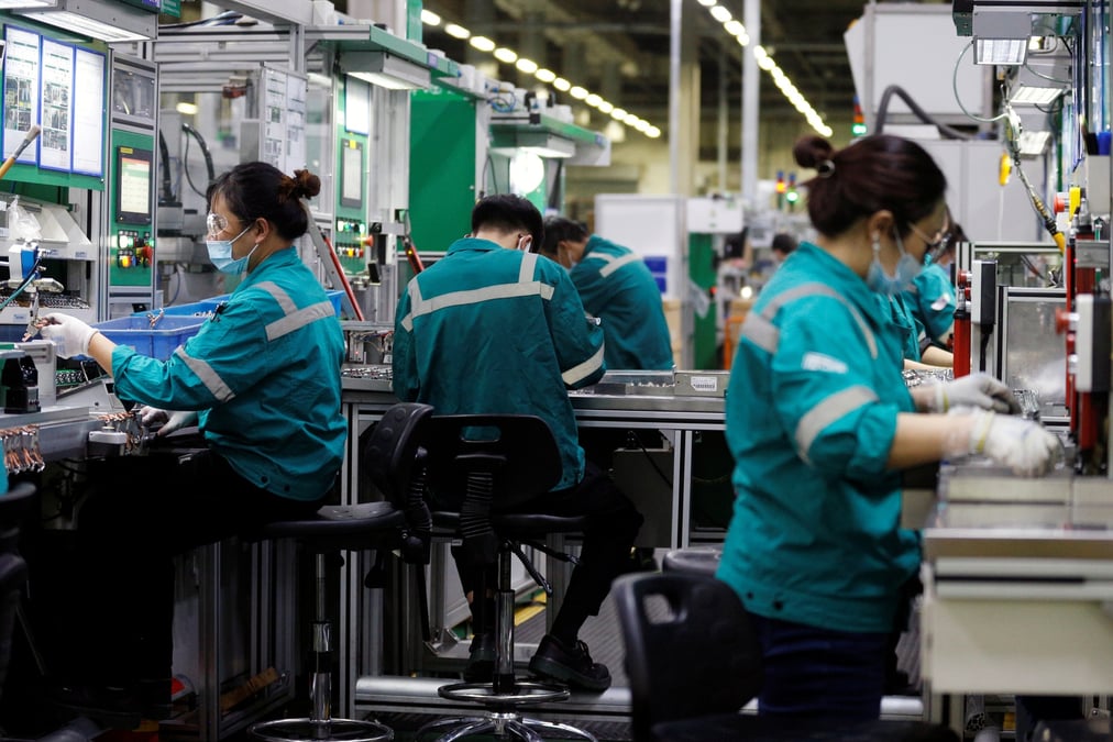 Chine: declin de l'activite manufacturiere avec le recul des commandes, selon caixin