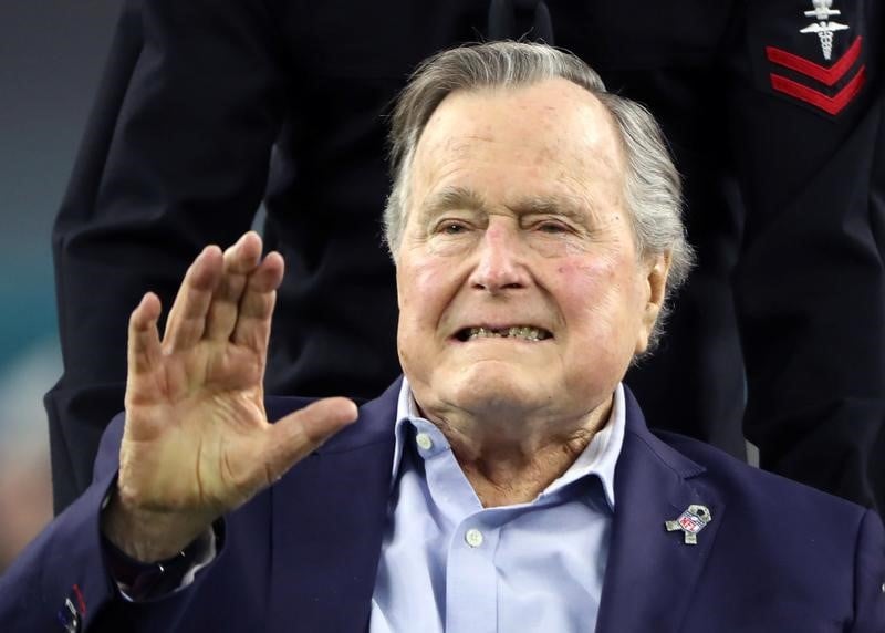 L'ex-president americain george h.w. bush hospitalise a houston