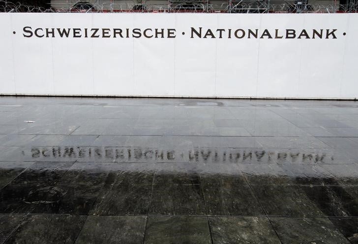 La banque nationale suisse estime necessaire le maintien de taux d'interet negatifs