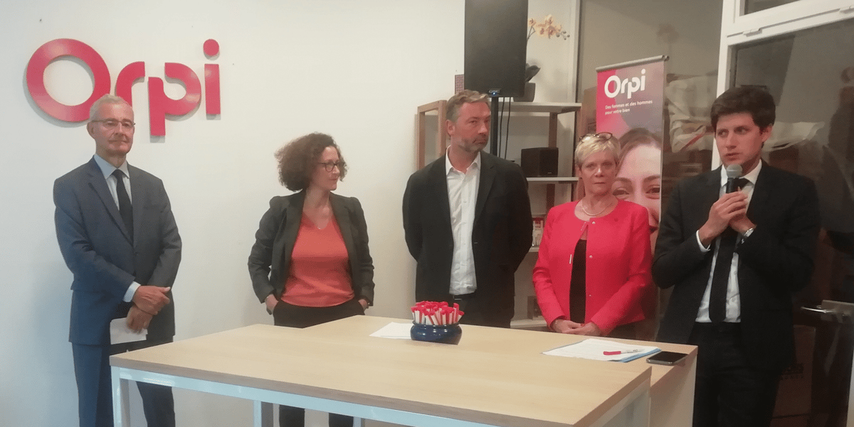 De gauche à droite : Le président du Plan bâtiment durable Philippe Pelletier, la secrétaire d'Etat à la Transition écologique et solidaire Emmanuelle Wargon, le président de l'Ademe Arnaud Leroy, la présidente d'Orpi Christine Fumagalli et le ministre de la Ville et du Logement Julien Denormandie
