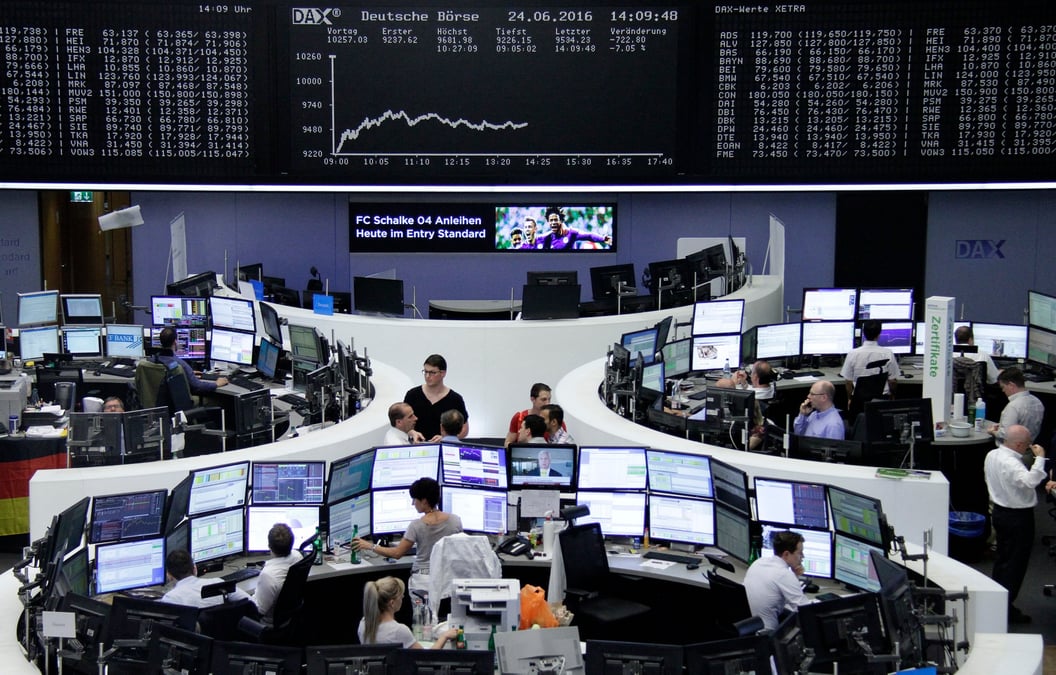 Photo des traders qui travaillent a leur bureau a la bourse de francfort