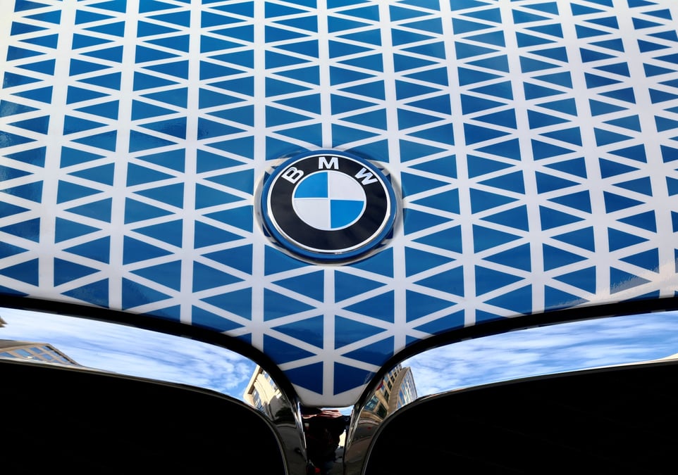 Le logo du constructeur automobile allemand bmw est vu a bruxelles