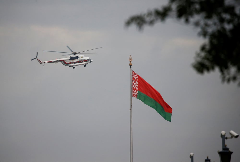 Photo d'archives d'un helicoptere survolant le palais de l'independance a minsk, en bielorussie